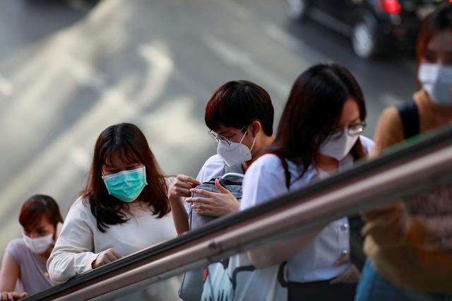 FILE PHOTO: Poeple ware masks to prevent the spread of the new coronavirus in Bangkok, Thailand January 28, 2020. REUTERS/Soe Zeya Tun