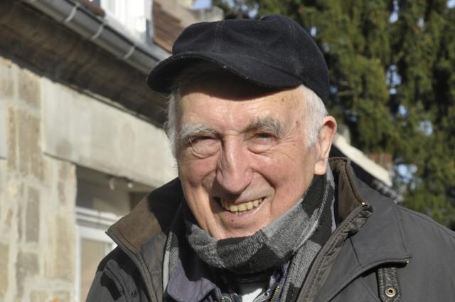 FILE PHOTO: Jean Vanier, poses outside his home in Trosly-Breuil, in this picture taken March 7, 2015.     REUTERS/Tom Heneghan 