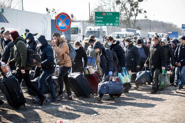 People queue to cross to Ukraine following planned border closing during the outbreak of coronavirus disease (COVID-19) at the border crossing in Dorohusk, Poland, March 27, 2020. Jakub Orzechowski/Agencja Gazeta via REUTERS  