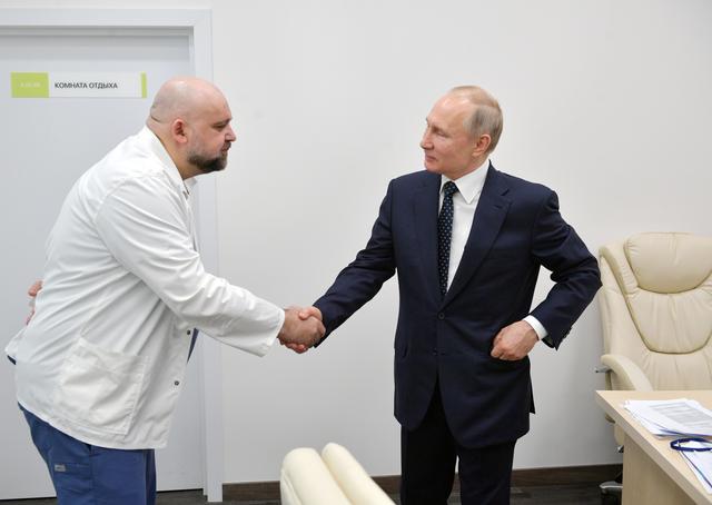 FILE PHOTO: Russian President Vladimir Putin shakes hands with the hospital's chief physician Denis Protsenko during a visit to the hospital for patients, infected with coronavirus disease (COVID-19), on the outskirts of Moscow, Russia March 24, 2020. Sputnik/Alexey Druzhinin/Kremlin/File Photo via REUTERS 