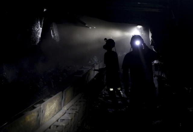 FILE PHOTO: File photo of miners working about 500 meters underground at the Boleslaw Smialy coal mine, a unit of coal miner Kompania Weglowa (KW) in Laziska Gorne, Silesia, southern Poland September 11, 2015.  REUTERS/Kacper Pempel//File Photo