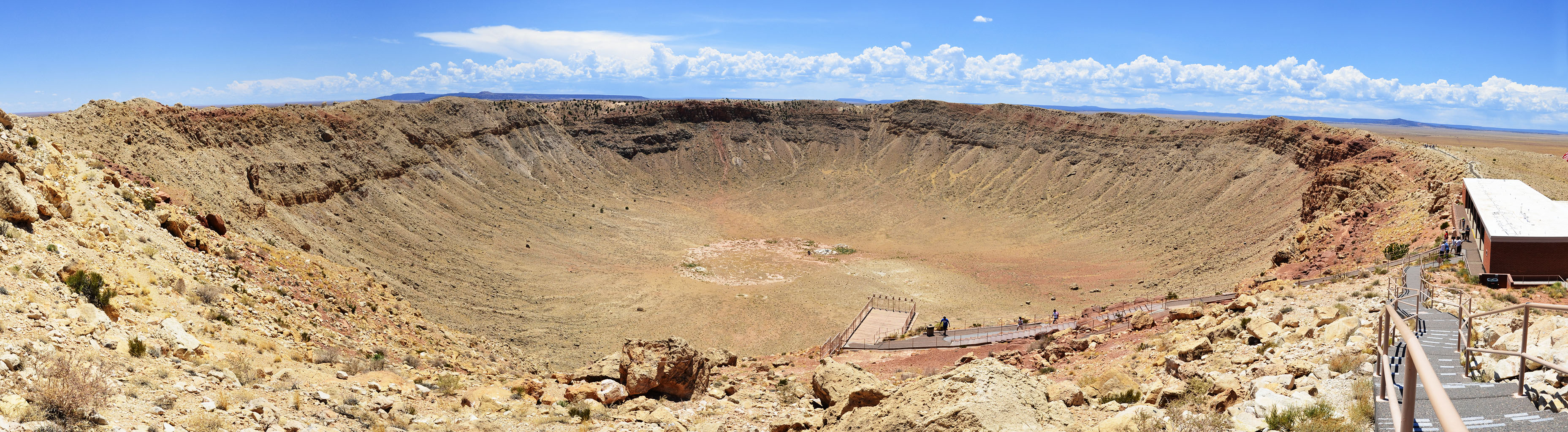 Meteor_Crater_Panorama_near_Winslow%2C_Arizona%2C_2012_07_11.jpg