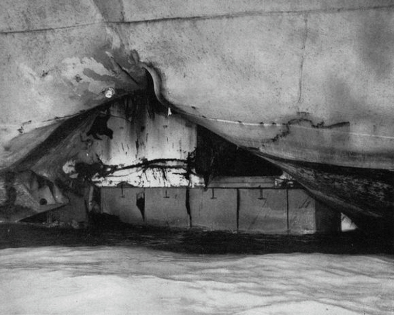 Torpedo_damage_of_USS_Intrepid_%28CV-11%29%2C_in_February_1944.jpg