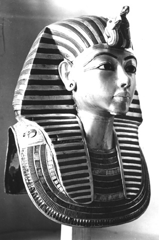 Tutankhamun%27s_mask_without_beard.jpg