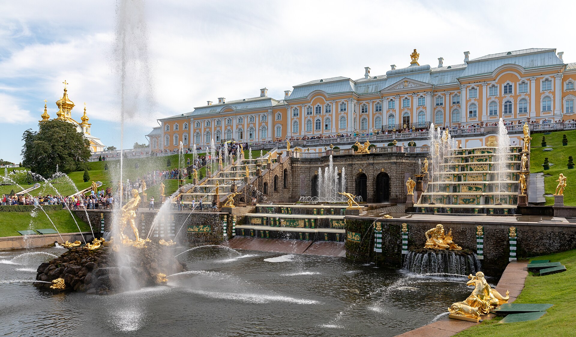 1920px-Peterhof_Palace%2C_Saint_Petersburg%2C_Russia_%2844408938295%29.jpg