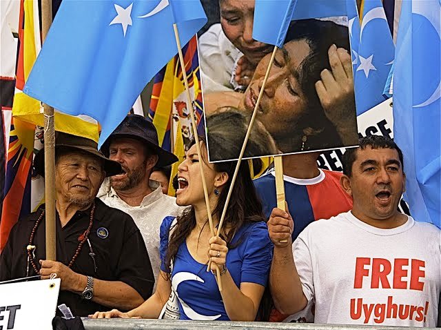 Uyghur_People_Demand_Freedom_with_Flag_of_East_Turkestan_in_front_of_the_U.N._Building_in_NYC_%E7%B6%AD%E5%90%BE%E7%88%BE%E4%BA%BA%E5%9C%A8%E7%B4%90%E7%B4%84%E8%81%AF%E5%90%88%E5%9C%8B%E5%A4%A7%E6%A8%93%E5%A4%96%E9%AB%98%E8%88%89%E6%9D%B1%E7%AA%81%E5%8E%A5%E6%96%AF%E5%9D%A6%E5%9C%8B%E6%97%97%E8%A6%81%E6%B1%82%E8%87%AA%E7%94%B1.jpg