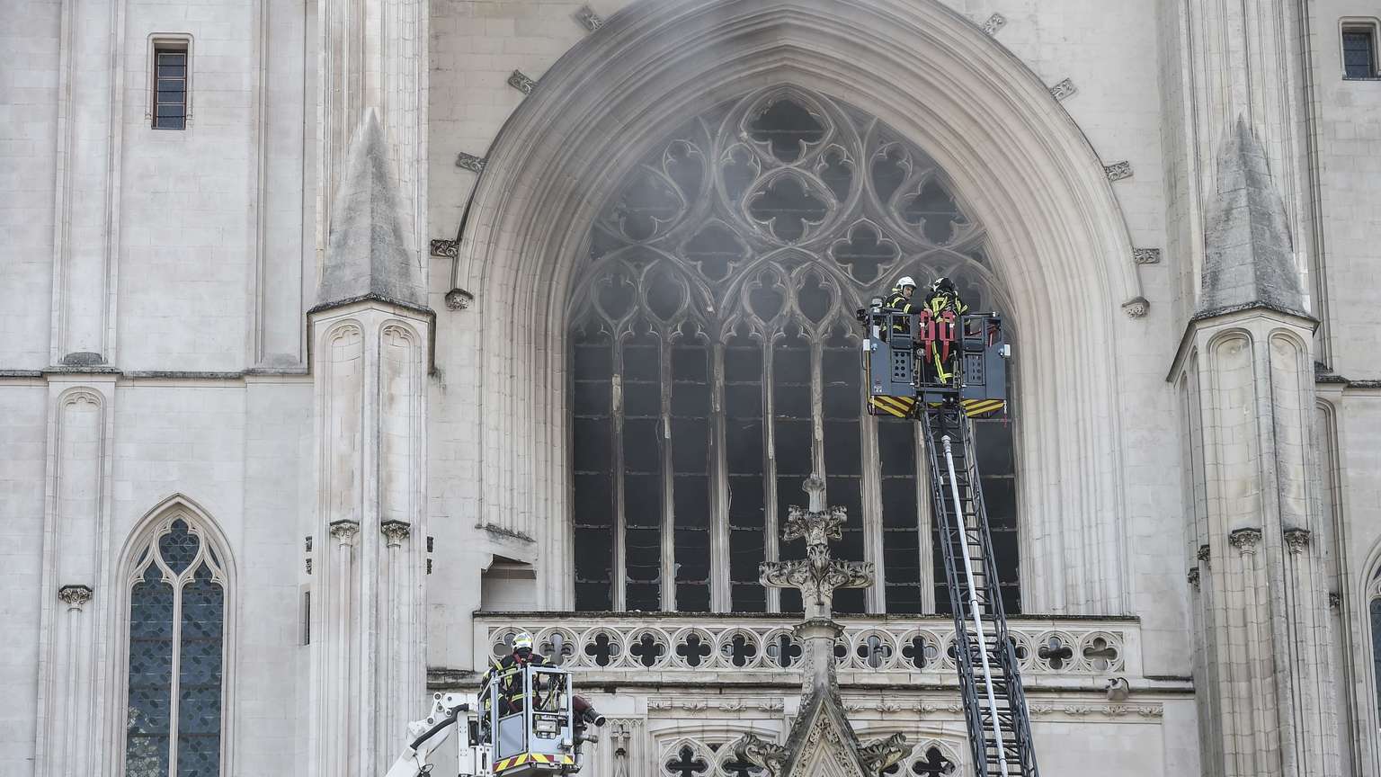 1318988650-aktuelle-bilder-zeigen-dass-lodernden-flammen-in-kathedrale-von-nantes-eingedaemmt-werden-konnten-1t6b.jpg